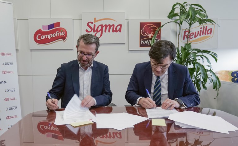 El director general de Campofrío, Javier Dueñas, y el vicepresidente ejecutivo de Fundación ONCE, Alberto Durán, han renovado por tercera vez el Convenio Inserta que suscribieron en los años 2013 y 2016 y 2021 y que, en esta ocasión, supondrá la contratación de 20 personas con discapacidad durante los próximos cuatro años, llegando así a las 80 contrataciones desde el inicio de la colaboración.   El director general de Campofrío ha asegurado que “desarrollar una sociedad más justa y equitativa exige la normalización de las diferentes discapacidades en todos los ámbitos y, con este fin, el programa Inserta está plenamente integrado en las políticas de recursos humanos de la compañía, donde la diversidad y la inclusión son elementos esenciales”.
