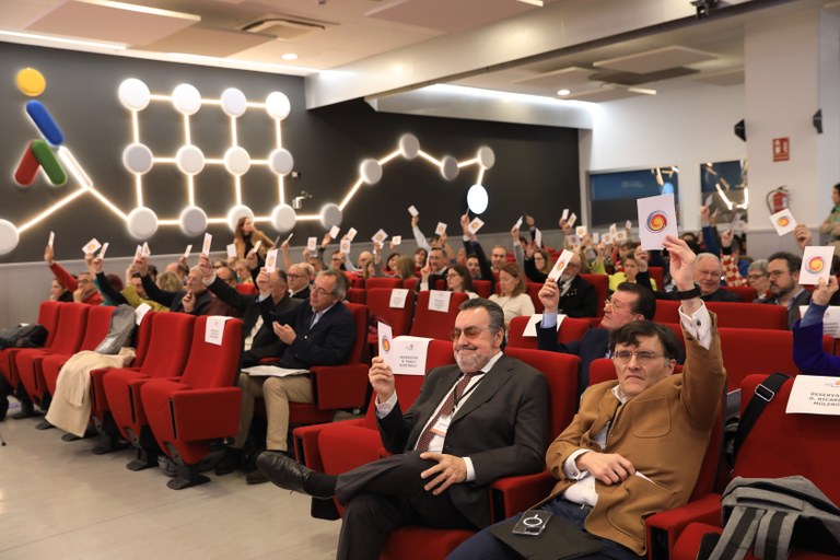 Votación durante la asamblea de la PTS