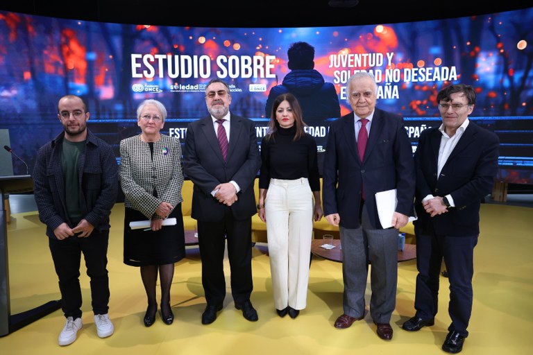 Foto de familia de los participantes en la presentación del informe