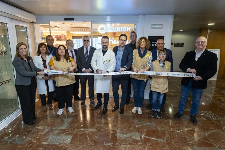 Foto de familia de la inauguración de la tienda en Murcia