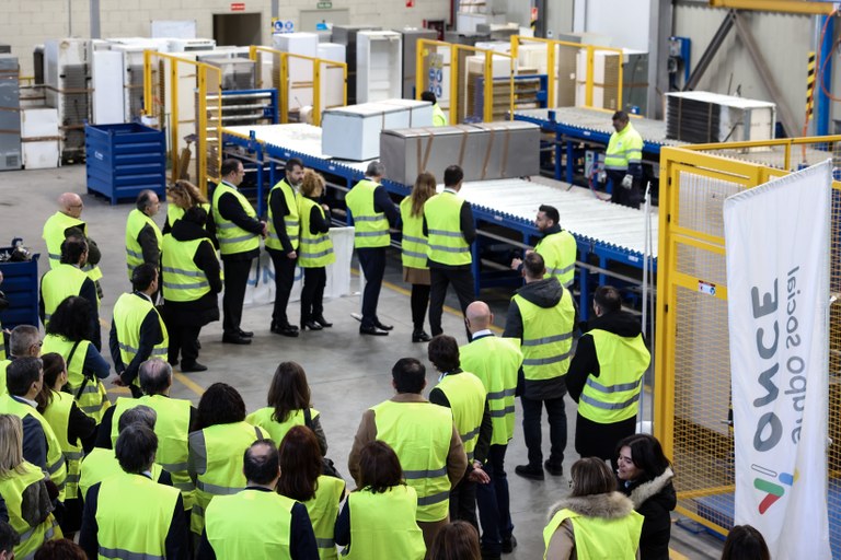 Invitados a la inauguración visitando la planta