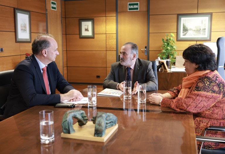 Momento de la reunión del consejero madrileño en la sede de la ONCE de la calle Prim