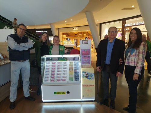 Foto de familia junto al nuevo stand ubicado en Cartagena