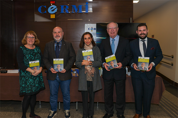 Foto de familia de los participantes en la presentación