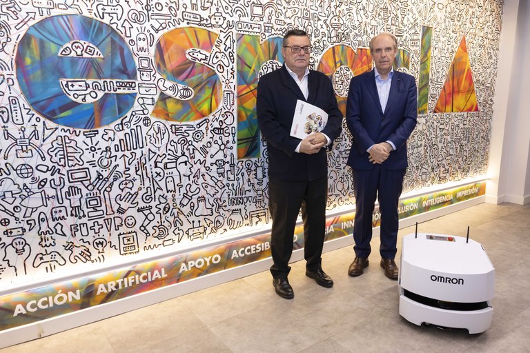 Martínez Donoso y Cabello junto al  Robot  Móvil Autónomo (AM R) OMRON 
