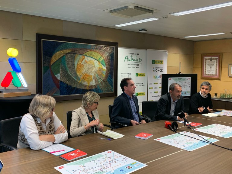 Responsables de la ONCE y de la empresa de transportes de Barcelona durante la presentación del mapa