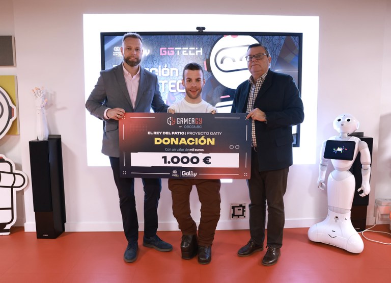 Alberto Martín Fabián, Enrique García Cortés, técnico de accesibilidad y responsable del proyecto ‘Ga11y, videojuegos accesibles’ de Fundación ONCE, y Martínez Donoso
