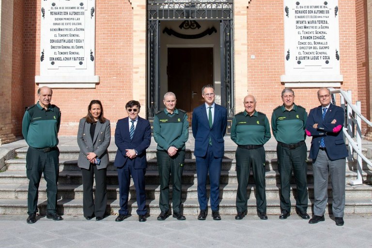 Foto de familia de responsables de Fundación ONCE y Guardia Civil