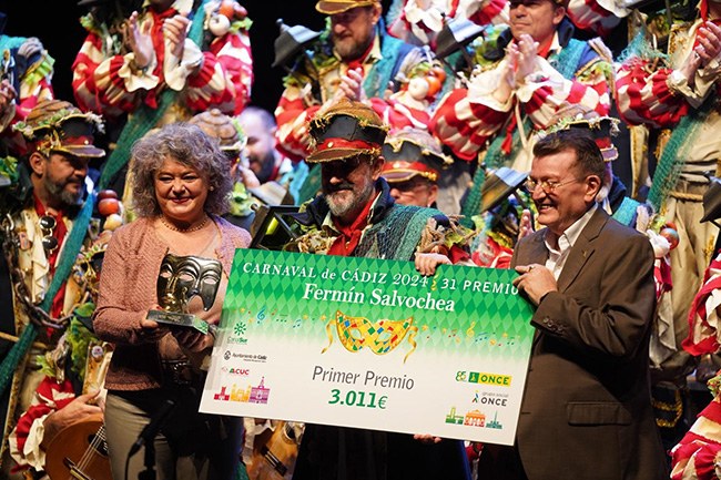 Momento de la entrega del cheque a Los Iluminados