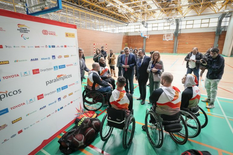 Carballeda y Rodríguez Uribes con algunos de los deportistas en el CAR de Madrid