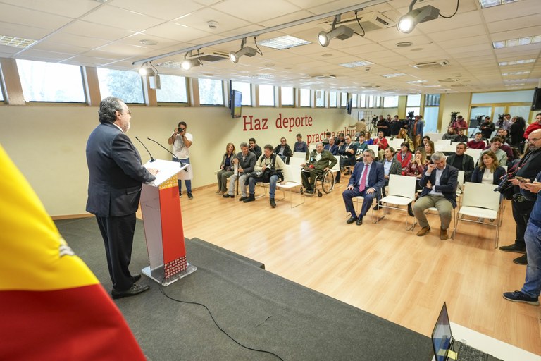 Momento de la intervención de Miguel Carballeda ante los medios 