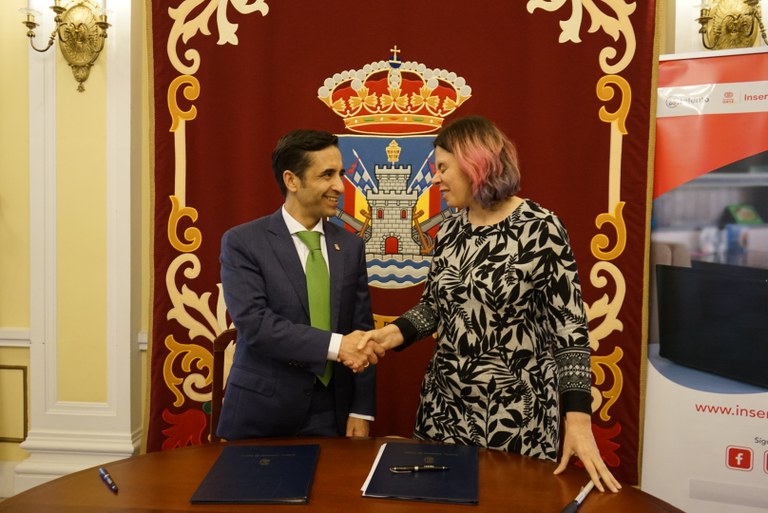 Momento de la firma del convenio con el ayuntamiento de El Ferrol