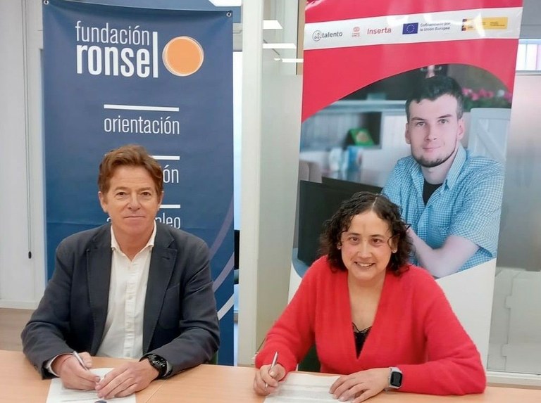 El director de Fundación Ronsel y la directora regional de Inserta Empleo en Galicia, durante el acto de firma del convenio | Foto de Inserta Empleo