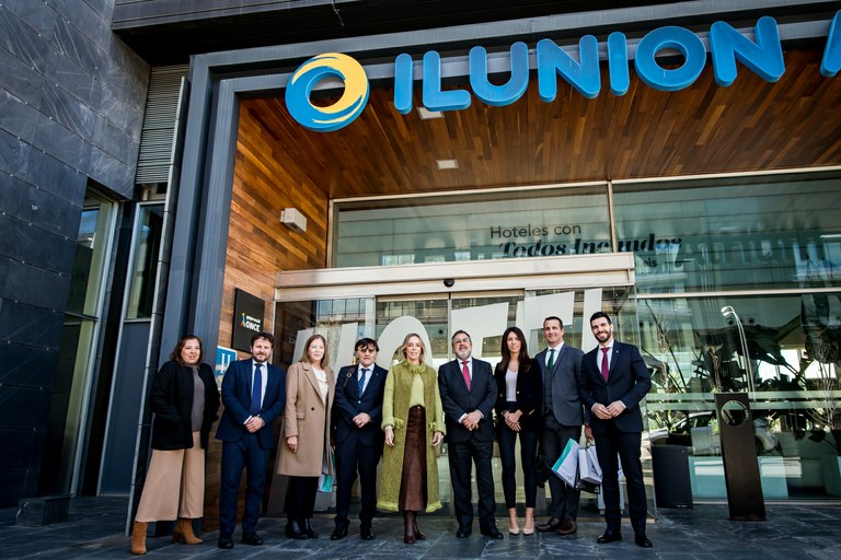 Foto de familia de la Leticia Ocampo con los responsables del Grupo Social ONCE en la entrada del Hotel Ilunion Atrium