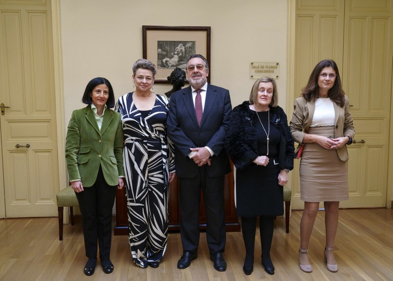 De izda a dcha Estefanía Mirpuri, Imelda Fernández,  Lucrecia Peinado, Miguel Carballeda y Virginia Castellano