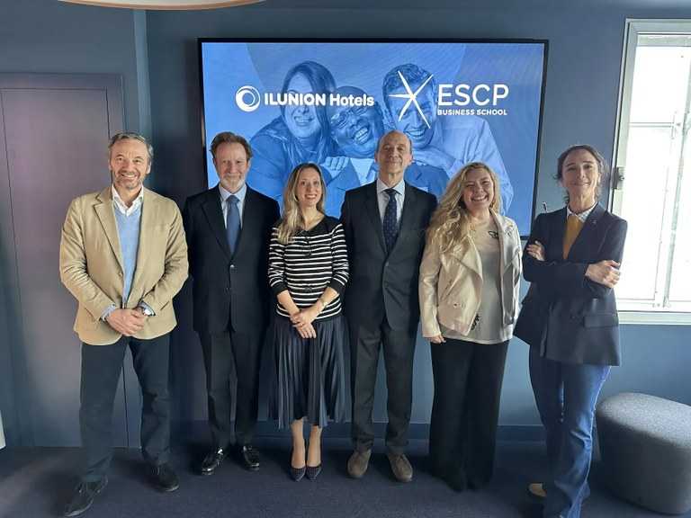 Foto de familia de la firma del acuerdo entre Ilunion Hotels y ESCP Business School 