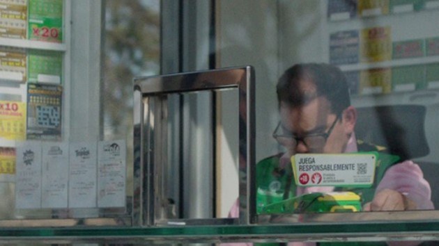 Vendedor de la ONCE dentro de su kiosco