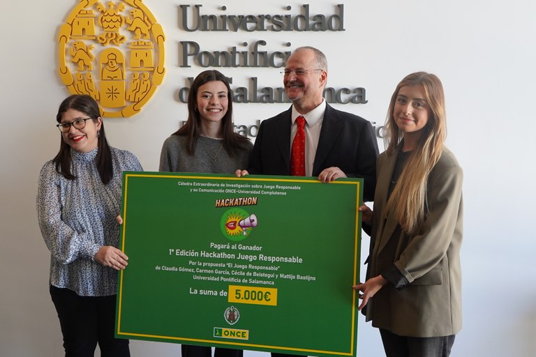 Patricio Cárceles junto a las ganadoras del proyecto muestran el  cheque con la dotación del premio