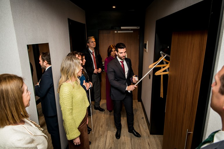 Ocampo visita la habitación accesible del hotel