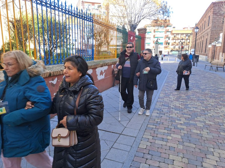 Voluntarios y voluntarias guiando a las personas afiliadas de Leganés