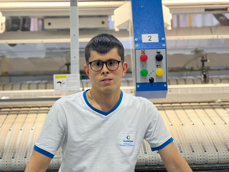 Daniel Peña en la lavanderia de Ilunion de Vallecas en la que trabaja cada día