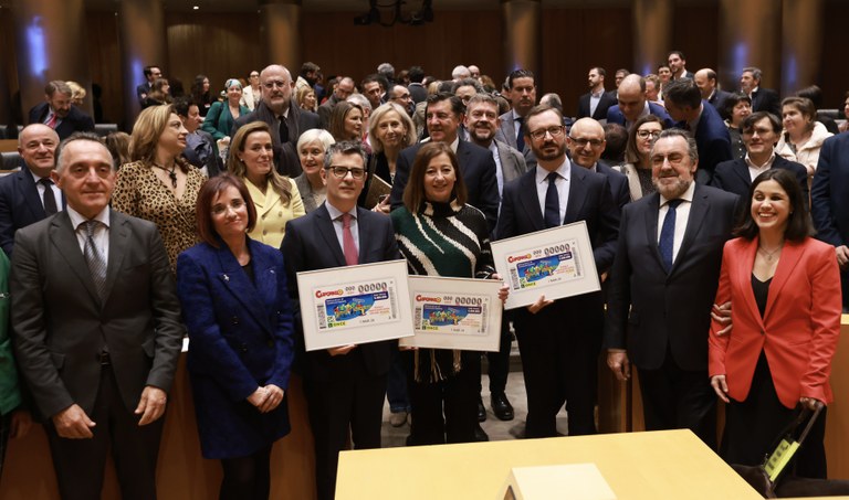 Foto de familia de todas las personas implicadas en la presentación
