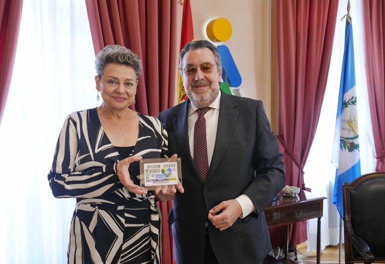 La primera dama muestra un cupón dedicado junto a Miguel Carballeda