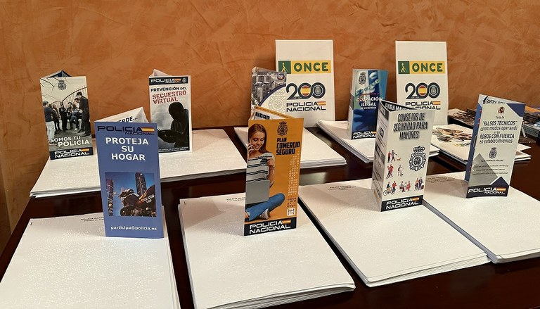 Material adaptado presentado en  la policía