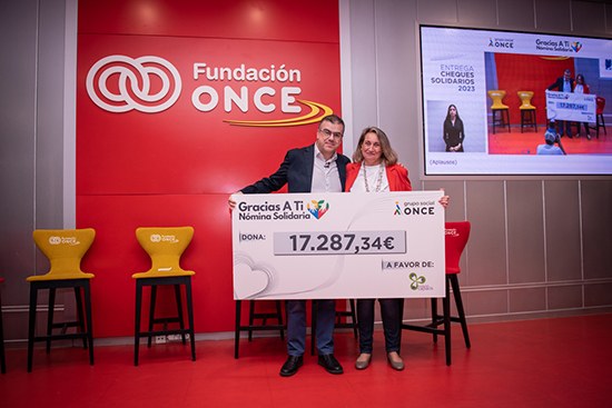 Entrega del cheque a la Fundación Capacis