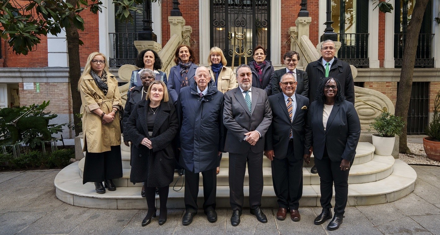 Foto de familia de la delegación de los presidentes de los comités de la ONU  junto a Miguel Carballeda y Alberto Durán en la sede del Consejo General de la ONCE