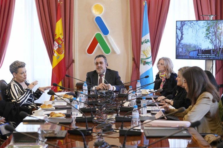 Momento de la reunión con la primera dama