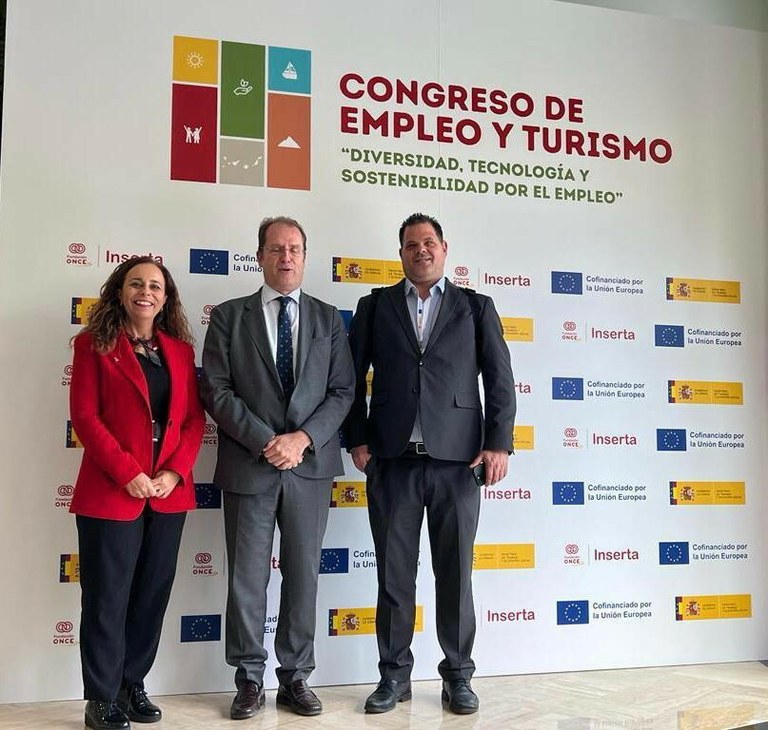 De izquierda a derecha la directora del Área de Empresas, Alianzas, RSC-D y Marketing Social Inserta -Fundación ONCE; Mar Medeiros; el viceconsejero de Turismo del Gobierno de Canarias, José Manuel Sanabria, y presidente del Consejo Territorial  de la ONCE en Canarias, Miguel Ángel Déniz.