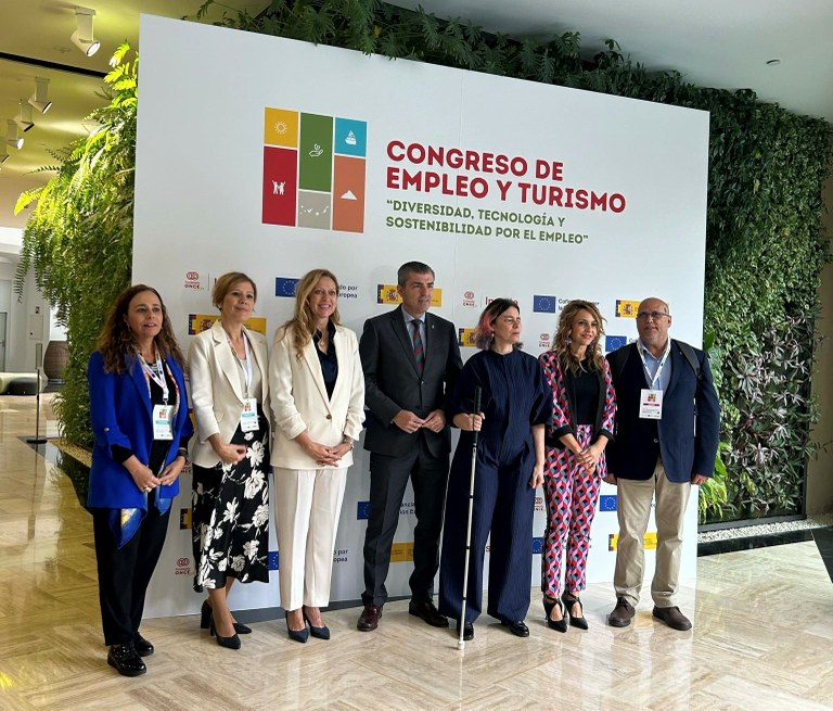 Foto de familia de los participantes en la inauguración del Congreso de Empleo y Turismo