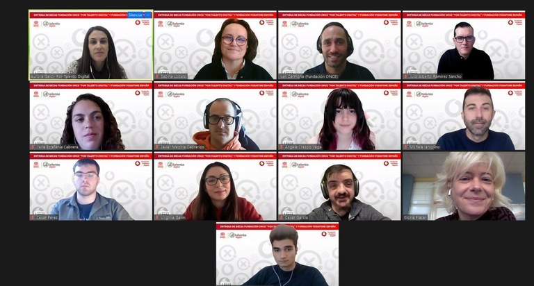 Captura de pantalla de mosaico de premiados y representantes de las entidades