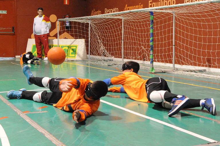 Dos escolares jugando a goalball