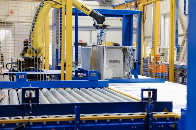 Robot brazo articulado de una planta RAEE de Ilunion