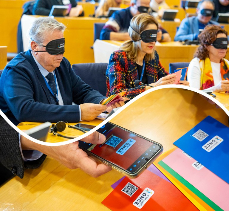 Collage de imágenes: arriba los eurodiputados votando con las papeletas con QR. Abajo, detalle de las papeletas