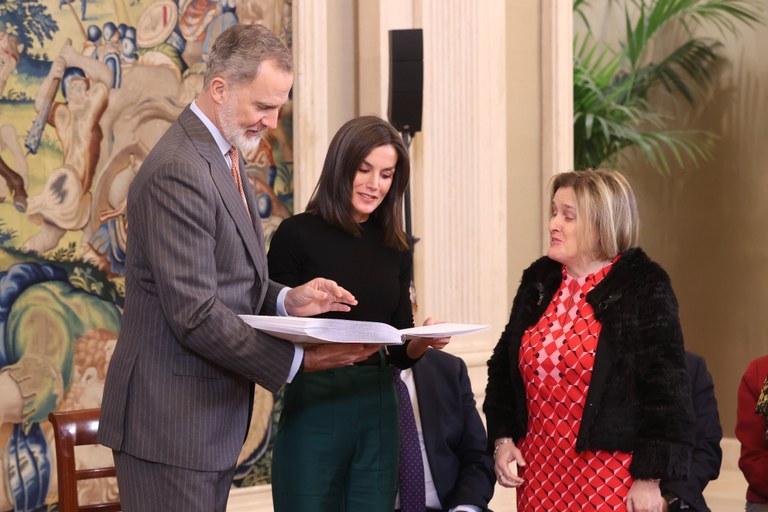 Imelda Fernández, vicepresidenta de la ONCE, entrega a  los reyes un ejemplar del artículo 49 en braille 