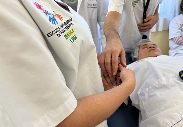 Sesión de fisioterapia en la Escuela