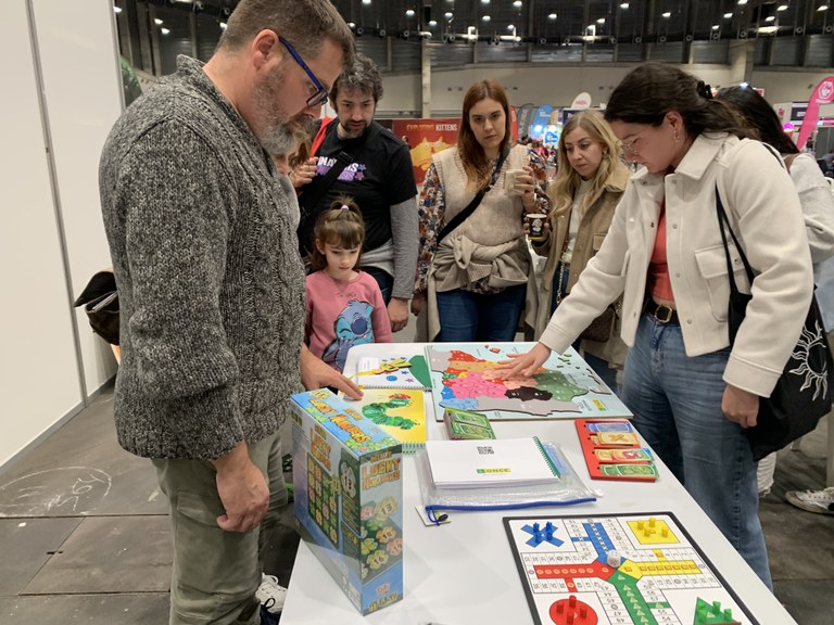 Asistentes a la charla tocan los materiales de los juegos accesibles