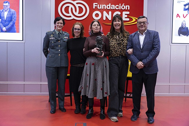 Mabel Lozano junta a los responsables de Fundación ONCE