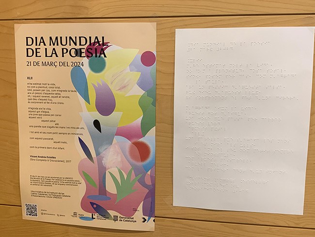 Cartel con el código QR y el texto en braille