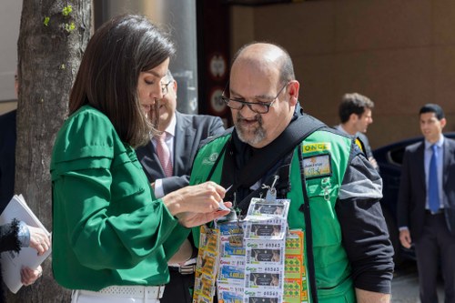 La reina comprando el cupón
