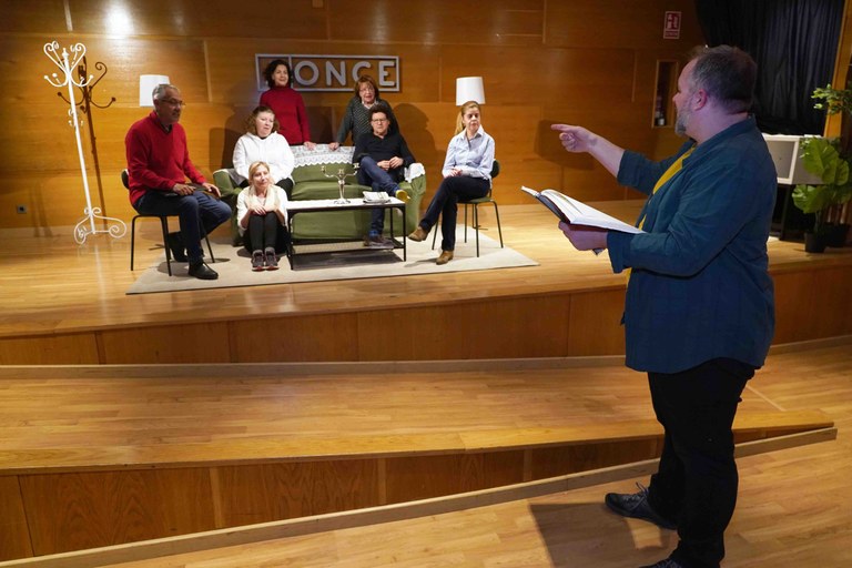 El director junto a los actores y actrices