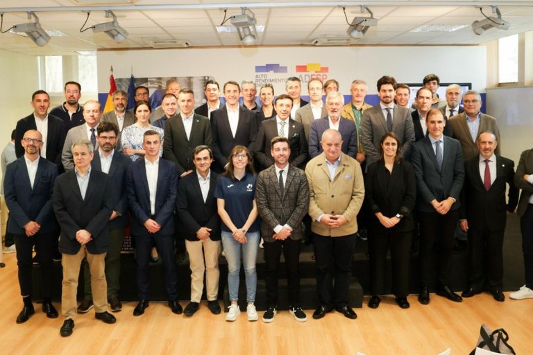 Foto de familia del acto de becas Adesp