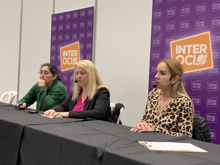 De izquierda a derecha Iria Aragunde, Carmen Bayarri y Karina Ramírez, durante la charla