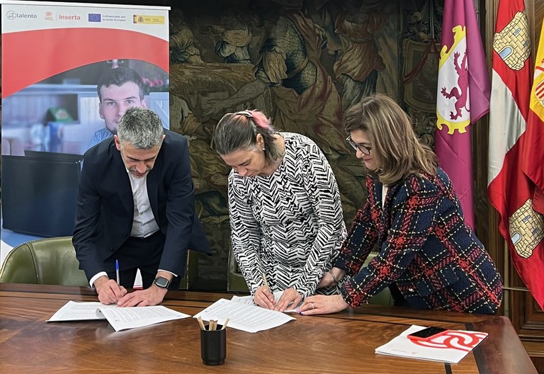 Carmelo Alonso y Virginia Carcedo firmando la renovación del convenio
