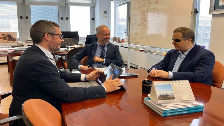 Momento de la reunión entre los responsables de la ONCE en Cantabria con el consejero de educación, en el centro de la imagen.