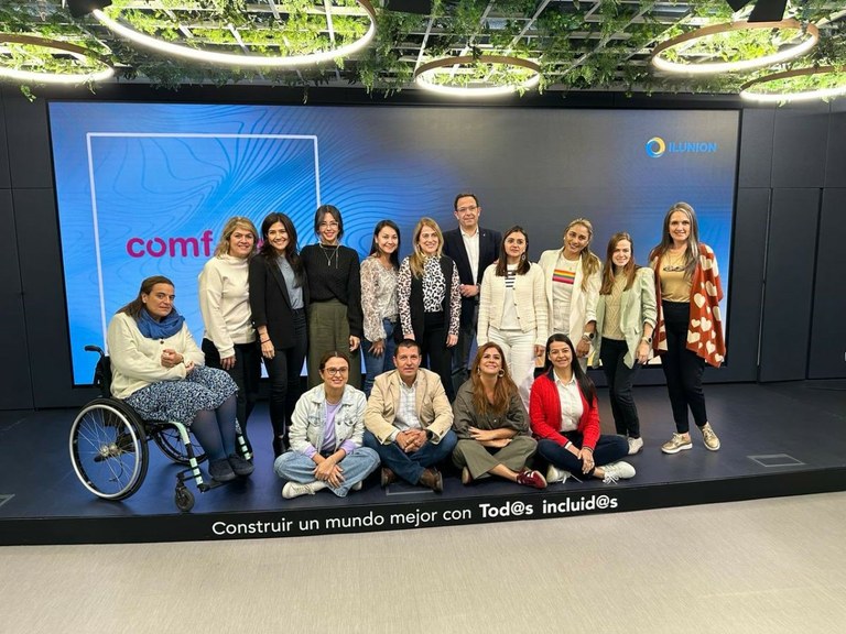 Foto de familia de los empresarios del Foro de Empresas Por Talento durante su visita a la Torre ILUNION. Foto de Comfama 