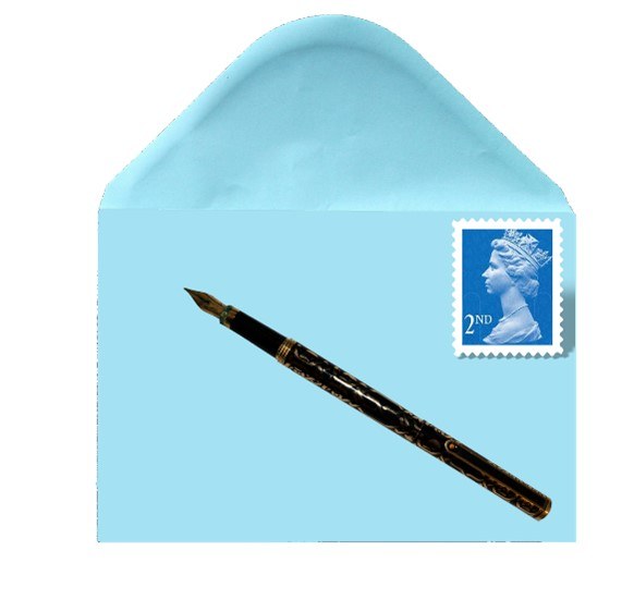 Un sobre abierto con un sello y una pluma de escribir